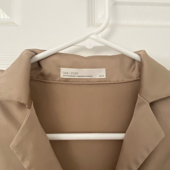 ❣️SOLD❣️Oak + Fort Silk Material Button Down Size XS - Picture 3 of 6